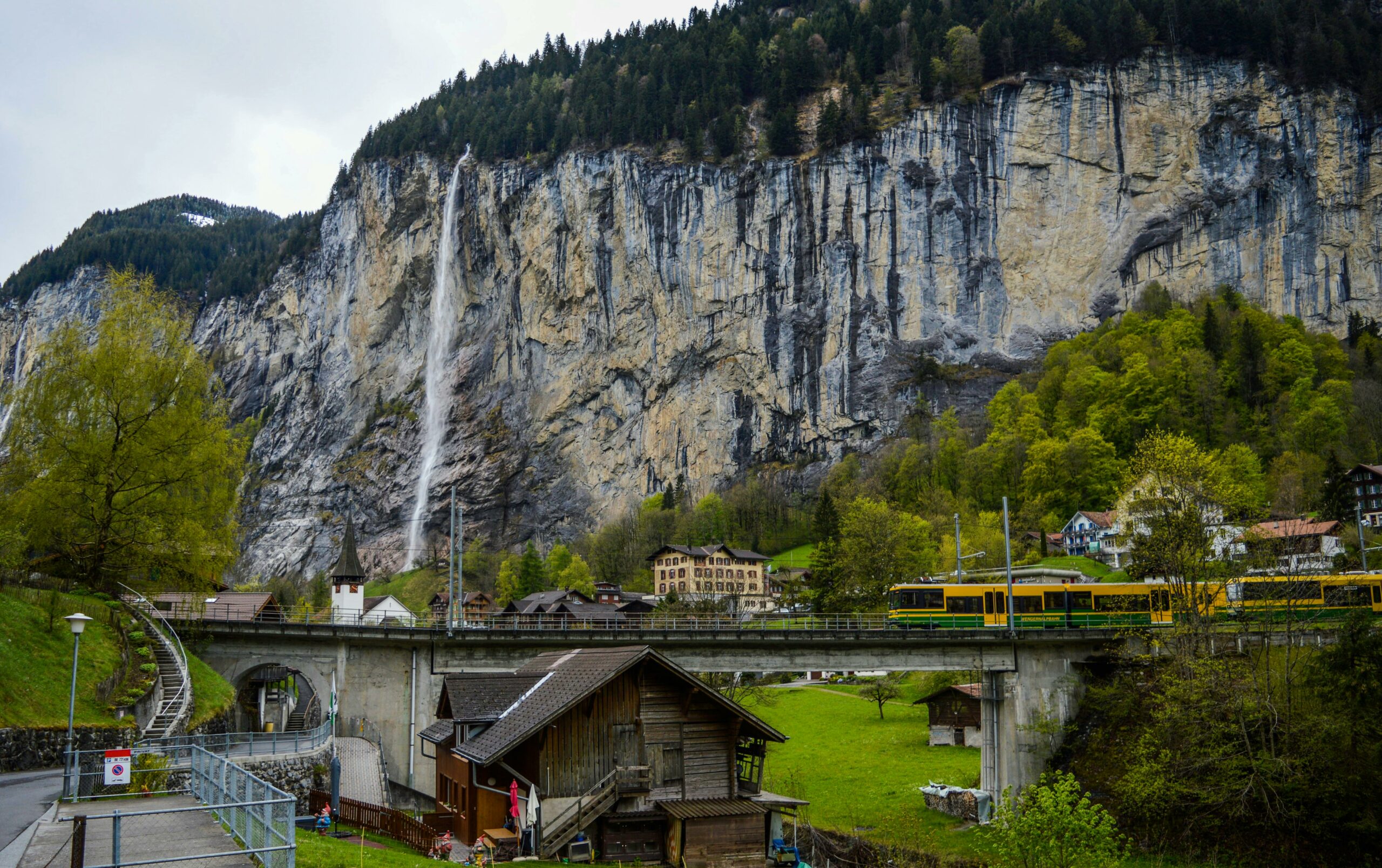 Trenino verde delle Alpi e minicrociere sui laghi di Thun e d’Orta.