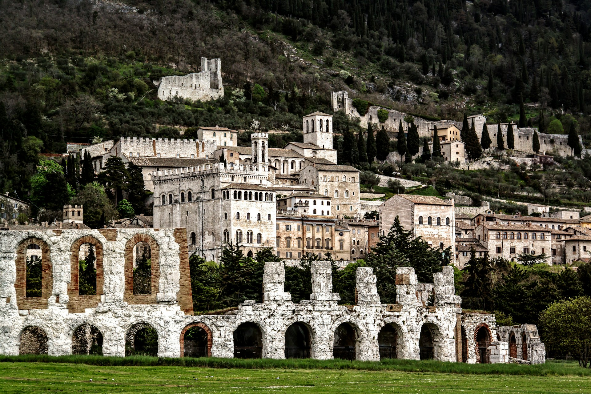Gubbio dall’alto e dal basso