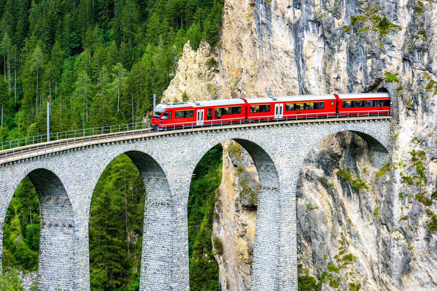 Nel cuore della Svizzera col trenino rosso del Bernina